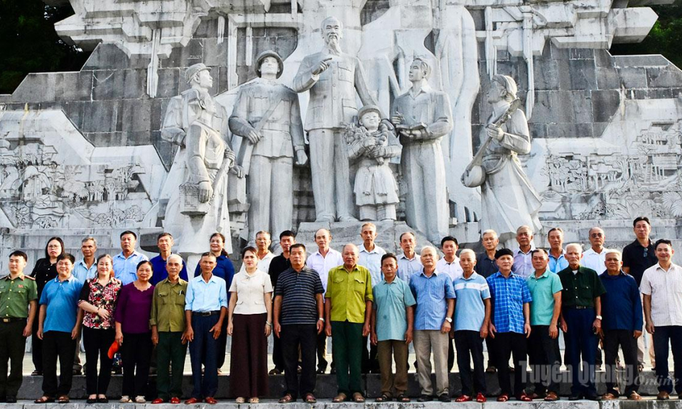 Đo&agrave;n đại biểu người c&oacute; uy t&iacute;n d&acirc;ng hương tại Đền thờ Chủ tịch Hồ Ch&iacute; Minh