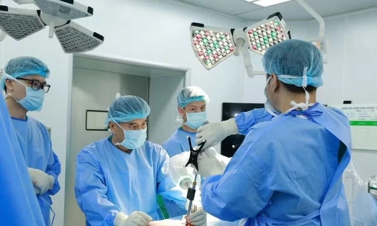 T&iacute;ch hợp robot v&agrave; định vị 3D, n&acirc;ng cao hiệu quả phẫu thuật cột sống