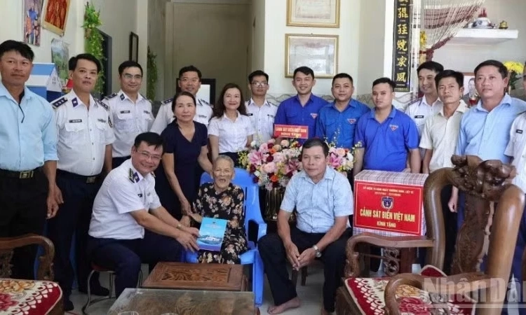 Bộ Tư lệnh V&ugrave;ng Cảnh s&aacute;t biển 2 đẩy mạnh c&aacute;c hoạt động &ldquo;Đền ơn đ&aacute;p nghĩa&rdquo;, tri &acirc;n người c&oacute; c&ocirc;ng với c&aacute;ch mạng