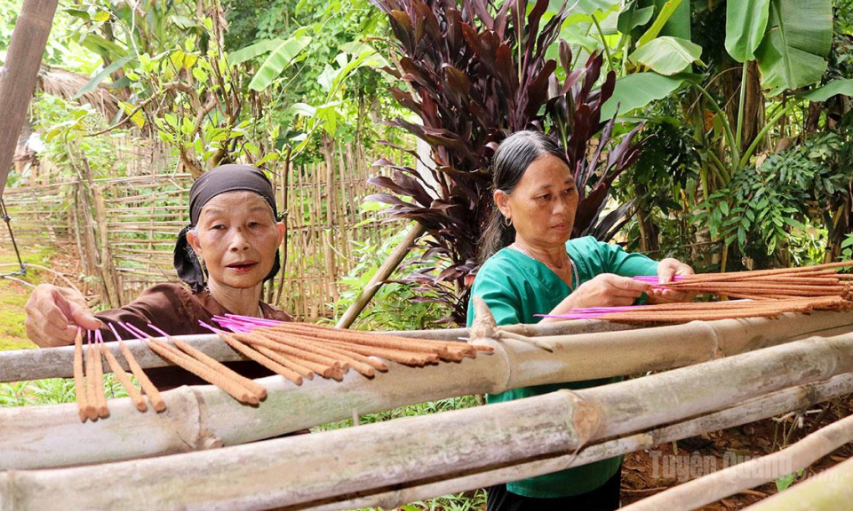 Giữ nghề l&agrave;m hương truyền thống của đồng b&agrave;o T&agrave;y