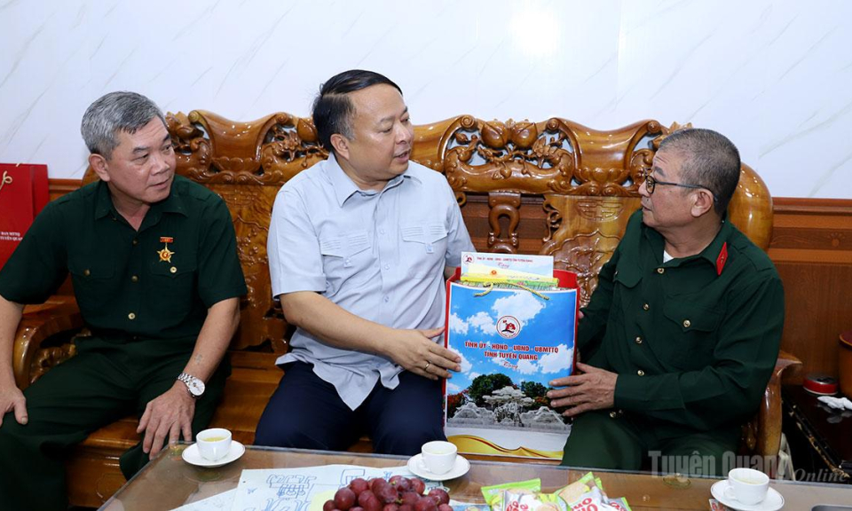 Chủ tịch UBND tỉnh Phan Huy Ngọc thăm, tặng qu&agrave; người c&oacute; c&ocirc;ng phường Minh Xu&acirc;n