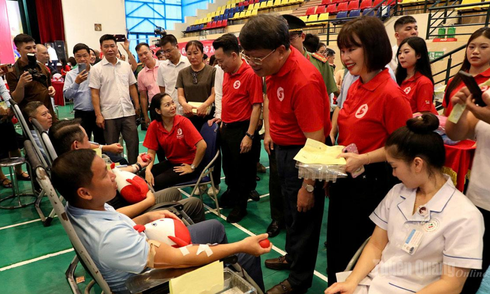 Gần 2.000 người tham gia H&agrave;nh tr&igrave;nh đỏ năm 2026