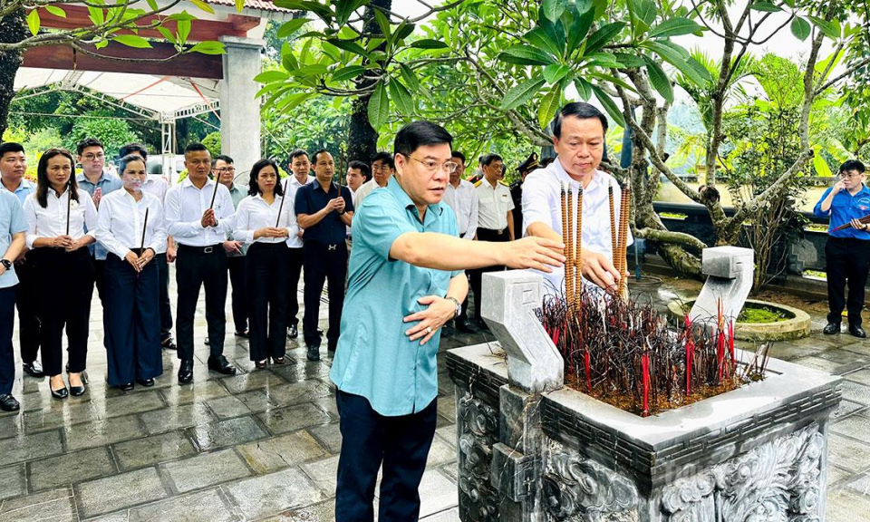 Đo&agrave;n c&ocirc;ng t&aacute;c Bộ T&agrave;i ch&iacute;nh d&acirc;ng hương tưởng niệm khu mộ liệt sỹ Phạm Văn Khang v&agrave; đồng đội