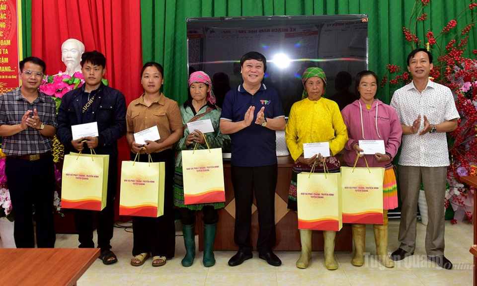 Gi&aacute;m đốc B&aacute;o v&agrave; ph&aacute;t thanh, truyền h&igrave;nh Tuy&ecirc;n Quang tặng qu&agrave; gia đ&igrave;nh ch&iacute;nh s&aacute;ch tại x&atilde; Gi&aacute;p Trung