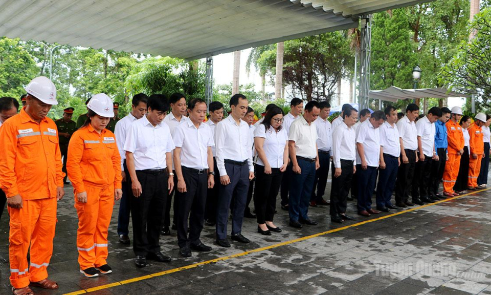 C&ocirc;ng ty Điện lực Tuy&ecirc;n Quang tri &acirc;n c&aacute;c Anh h&ugrave;ng liệt sĩ tại Nghĩa trang Liệt sĩ Quốc gia Vị Xuy&ecirc;n v&agrave; điểm cao 468