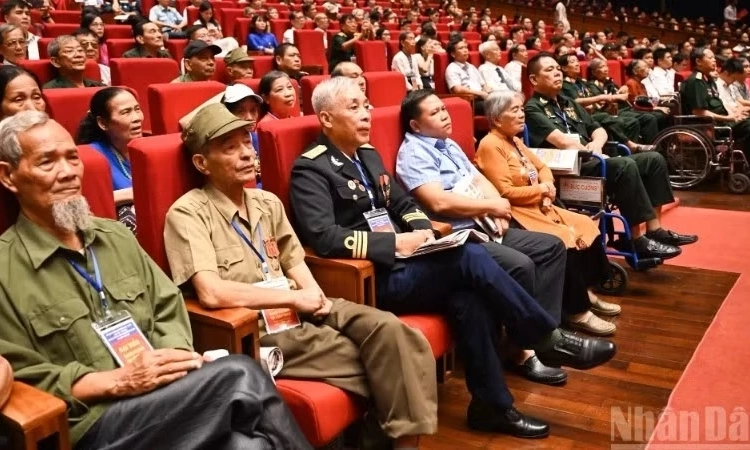 Ho&agrave;n thiện ch&iacute;nh s&aacute;ch ưu đ&atilde;i, chăm lo người c&oacute; c&ocirc;ng với c&aacute;ch mạng
