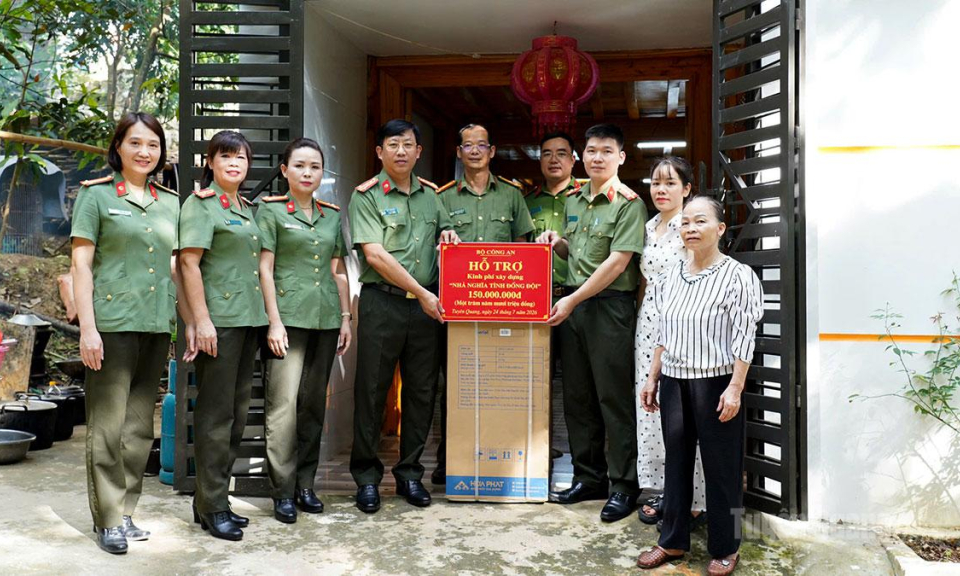C&ocirc;ng an tỉnh Tuy&ecirc;n Quang trao 150 triệu đồng hỗ trợ x&acirc;y dựng Nh&agrave; nghĩa t&igrave;nh đồng đội