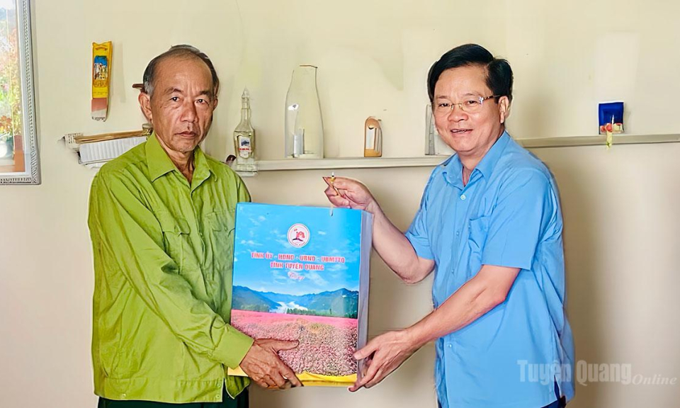 Trưởng Ban Tổ chức Tỉnh ủy Trần Quang Minh thăm, tặng qu&agrave; người c&oacute; c&ocirc;ng tại x&atilde; Hồng Sơn v&agrave; Trường Sinh
