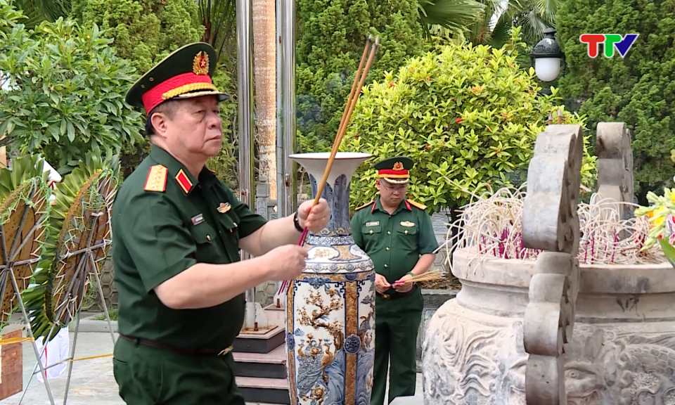 Quốc ph&ograve;ng to&agrave;n d&acirc;n Tuy&ecirc;n Quang (số 7/2026)| Đại tướng Nguyễn Trọng Nghĩa d&acirc;ng hương tại Nghĩa trang Liệt sĩ Quốc gia Vị Xuy&ecirc;n