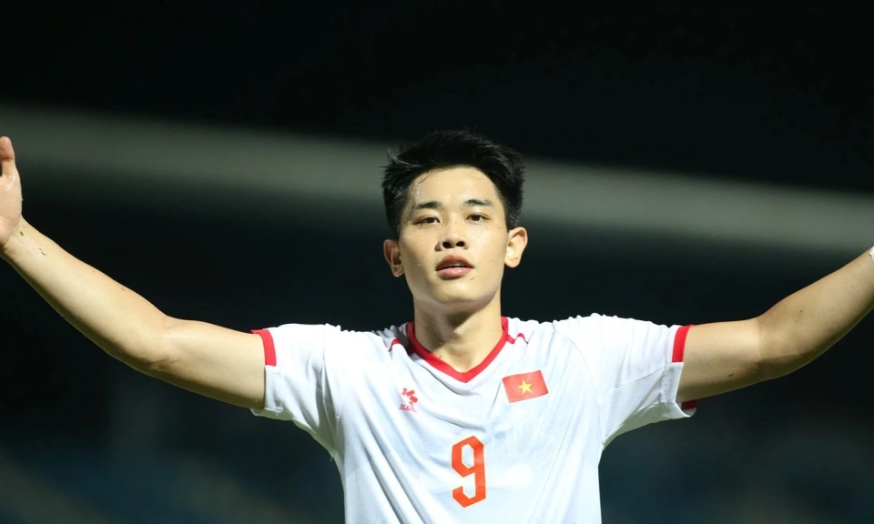 Đ&igrave;nh Bắc lập hat-trick, đi v&agrave;o lịch sử tuyển Việt Nam