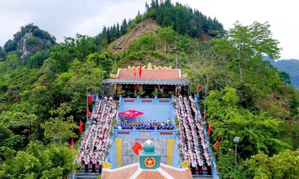 Kh&uacute;c tr&aacute;ng ca bất tử