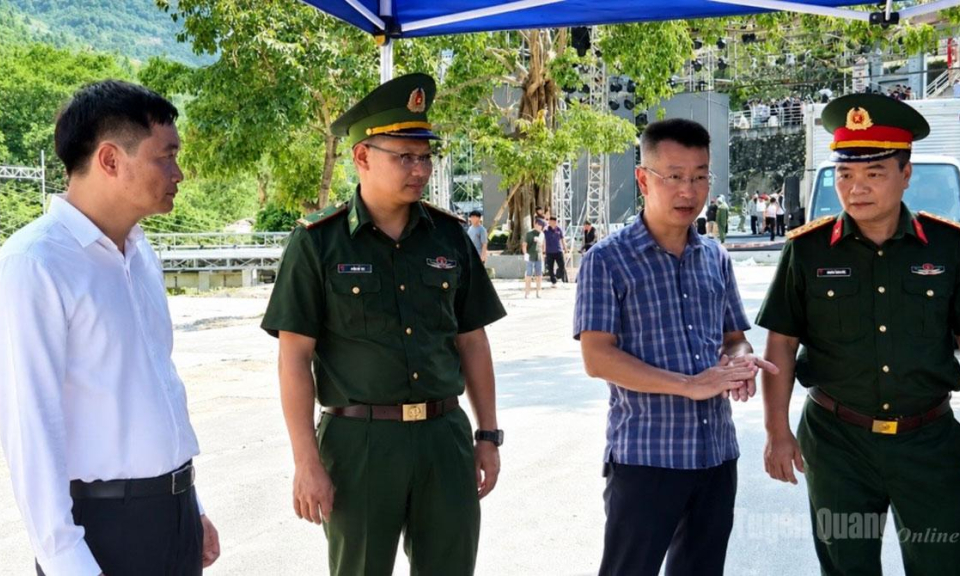 Ph&oacute; Chủ tịch UBND tỉnh Đỗ Anh Tuấn kiểm tra c&ocirc;ng t&aacute;c chuẩn bị Cầu truyền h&igrave;nh "Sao s&aacute;ng dẫn đường"