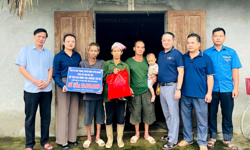 Trao hơn 30 triệu đồng hỗ trợ gia đ&igrave;nh chị Ho&agrave;ng Thị H&oacute;