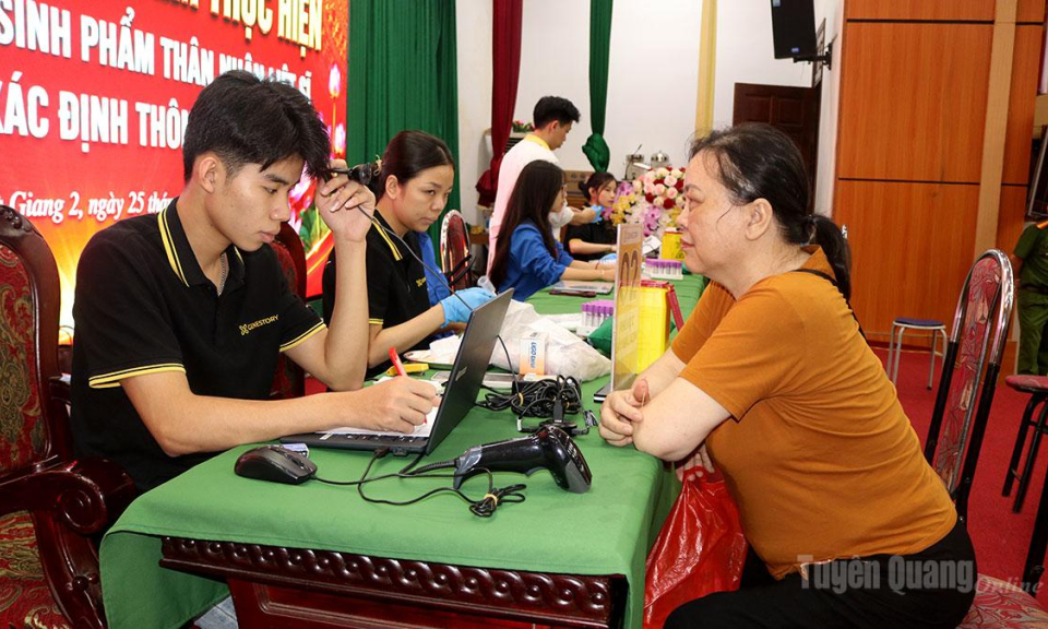 C&ocirc;ng an tỉnh thu nhận mẫu ADN th&acirc;n nh&acirc;n liệt sĩ tại phường H&agrave; Giang 2