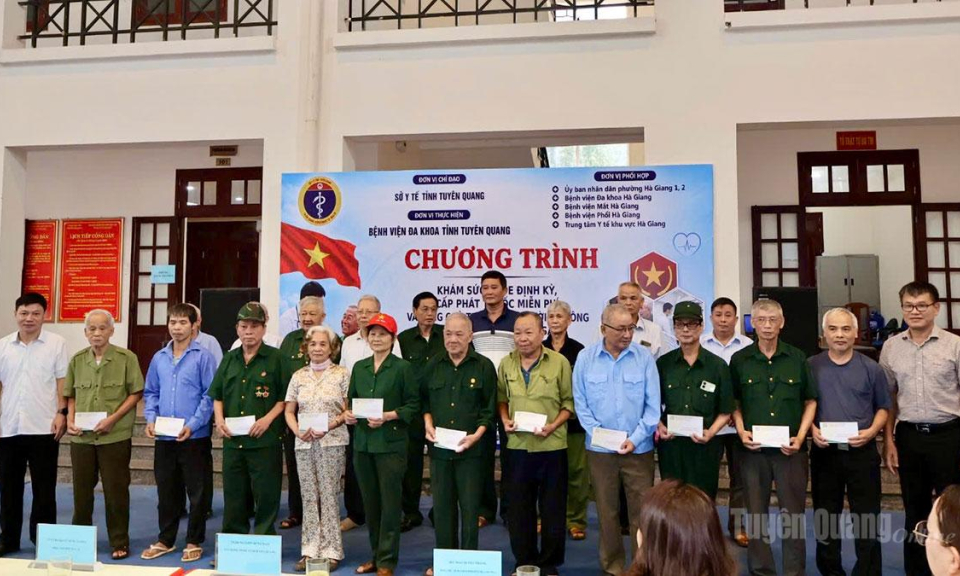 Kh&aacute;m sức khỏe, tặng qu&agrave; tri &acirc;n người c&oacute; c&ocirc;ng v&agrave; gia đ&igrave;nh ch&iacute;nh s&aacute;ch