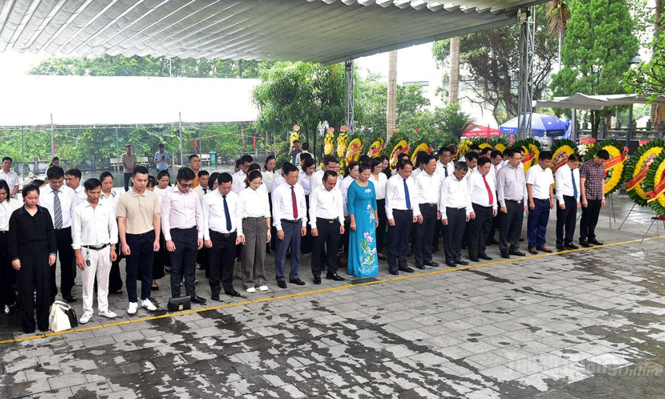 Ban Quản l&yacute; c&aacute;c khu c&ocirc;ng nghiệp, khu kinh tế tỉnh d&acirc;ng hương tri &acirc;n c&aacute;c Anh h&ugrave;ng liệt sĩ