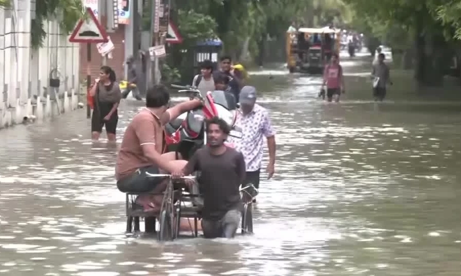 Ấn Độ: Mưa lũ nghi&ecirc;m trọng tại bang Gujarat, hơn 40.000 người phải sơ t&aacute;n