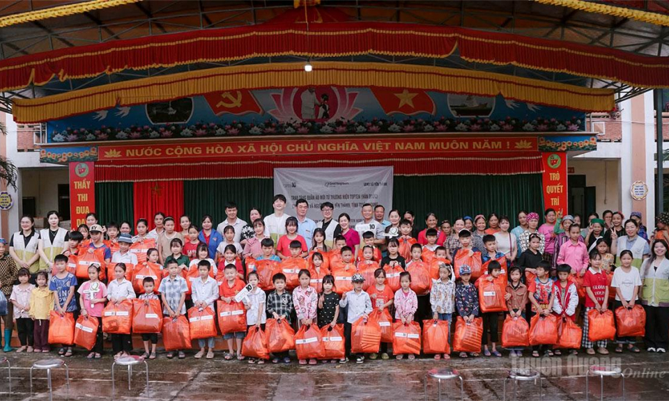 Trao tặng hơn 1.000 suất qu&agrave; cho người d&acirc;n x&atilde; Y&ecirc;n Th&agrave;nh, Bằng Lang