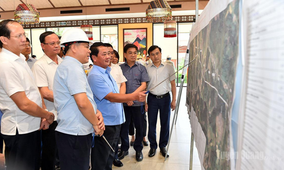B&iacute; thư Tỉnh ủy kiểm tra tiến độ hai dự &aacute;n giao th&ocirc;ng trọng điểm tại x&atilde; T&acirc;n Tr&agrave;o