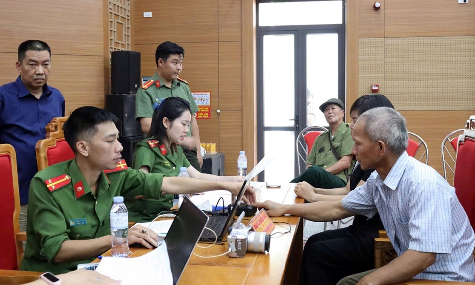 C&ocirc;ng an tỉnh Tuy&ecirc;n Quang thu nhận mẫu sinh phẩm ADN của gần 50 th&acirc;n nh&acirc;n c&aacute;c liệt sĩ