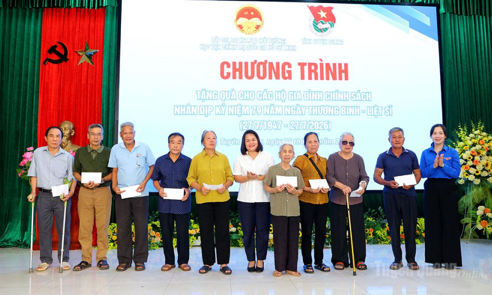 Trao qu&agrave; gia đ&igrave;nh ch&iacute;nh s&aacute;ch v&agrave; tổ chức bữa cơm c&ugrave;ng mẹ tại phường An Tường v&agrave; Minh Xu&acirc;n
