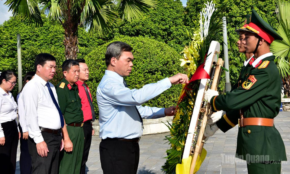 Đảng ủy, Ban Thường trực v&agrave; Cơ quan Ủy ban MTTQ Việt Nam tỉnh d&acirc;ng hương tưởng niệm, tri &acirc;n Chủ tịch Hồ Ch&iacute; Minh v&agrave; c&aacute;c Anh h&ugrave;ng liệt sĩ