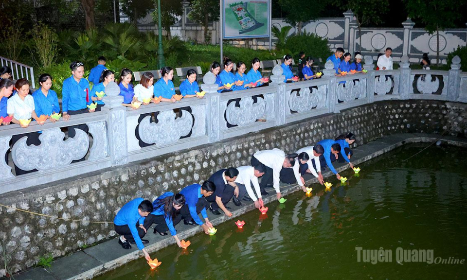 Lễ thắp nến tri &acirc;n c&aacute;c Anh h&ugrave;ng liệt sĩ