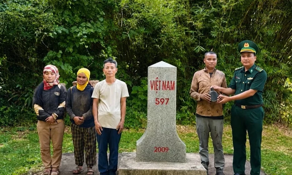 X&aacute;c minh mộ liệt sĩ Việt Nam hy sinh tại L&agrave;o
