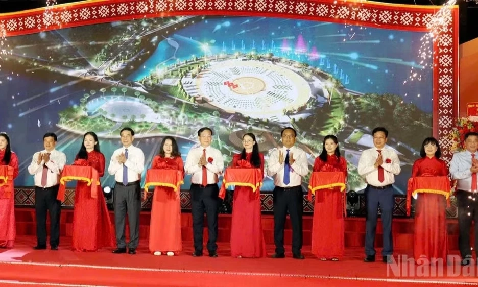 Đại tướng Phan Văn Giang dự Lễ kh&aacute;nh th&agrave;nh quảng trường trung t&acirc;m Gia Nghĩa-L&acirc;m Đồng