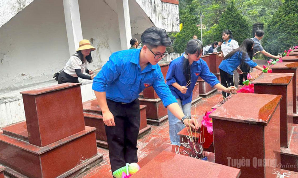 Ph&acirc;n hiệu Đại học Th&aacute;i Nguy&ecirc;n tại H&agrave; Giang tổ chức c&aacute;c hoạt động &ldquo;Đền ơn đ&aacute;p nghĩa&rdquo;