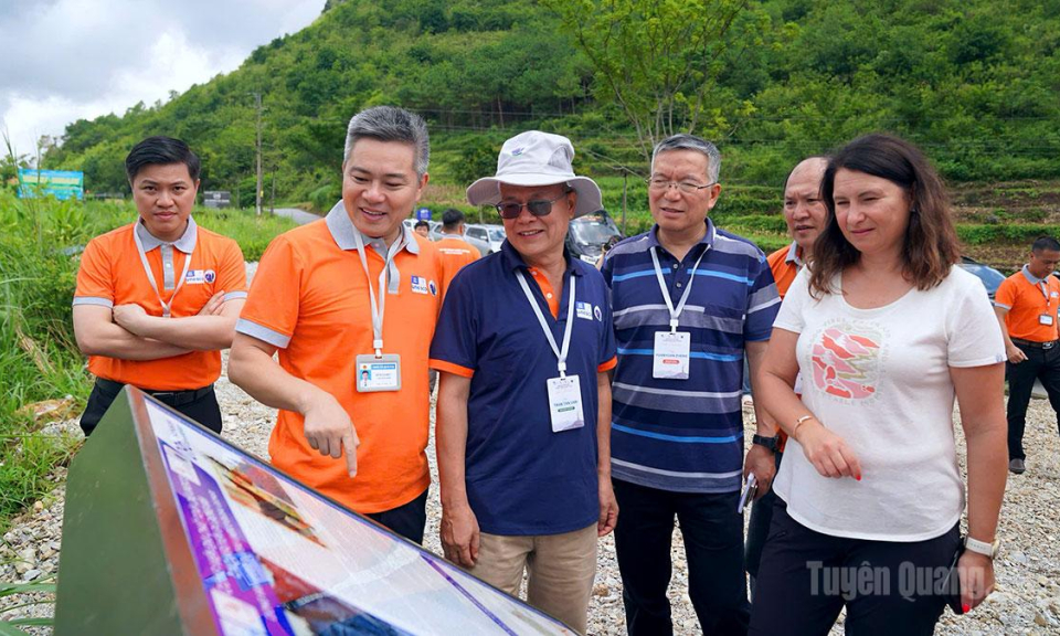 Đo&agrave;n chuy&ecirc;n gia UNESCO khảo s&aacute;t thực địa t&aacute;i thẩm định C&ocirc;ng vi&ecirc;n địa chất to&agrave;n cầu Cao nguy&ecirc;n đ&aacute; Đồng Văn