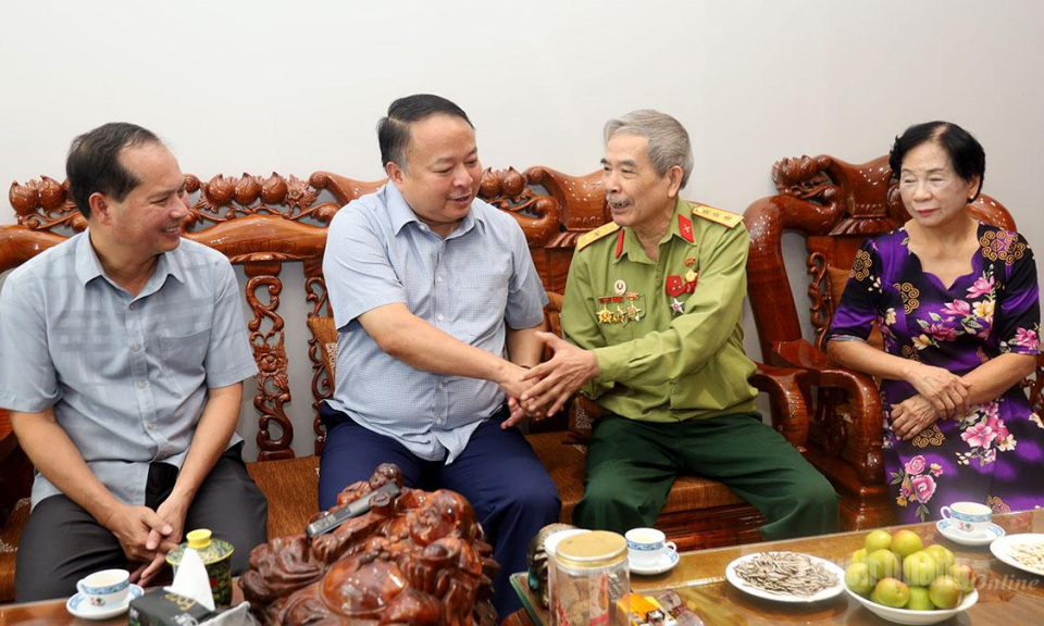 Chủ tịch UBND tỉnh Phan Huy Ngọc thăm, tặng qu&agrave; người c&oacute; c&ocirc;ng