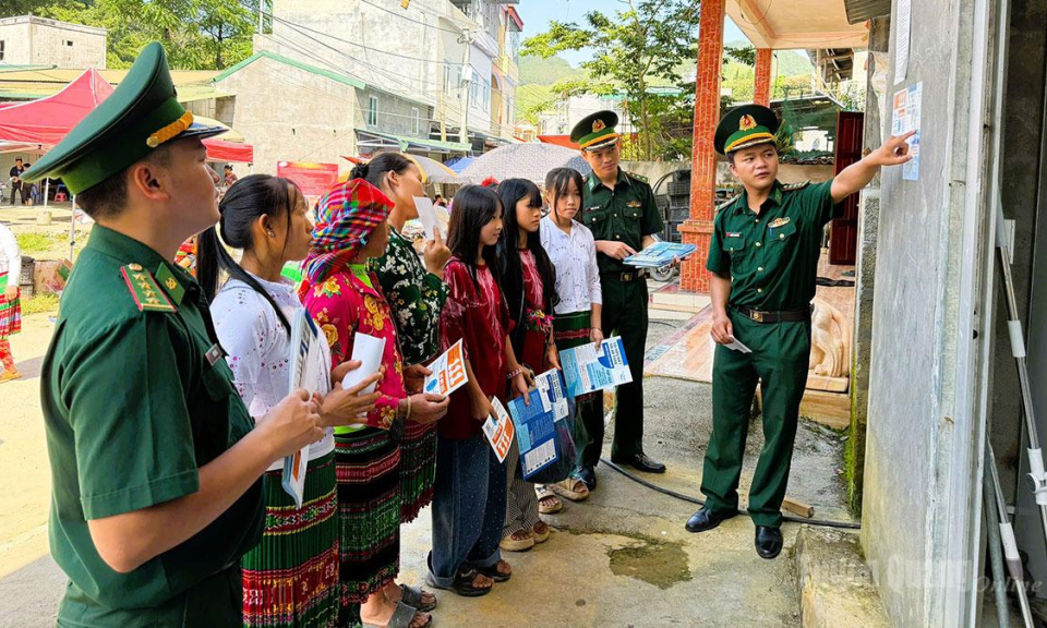 Tuy&ecirc;n truyền ph&ograve;ng, chống mua b&aacute;n người tại chợ phi&ecirc;n Sơn Vĩ