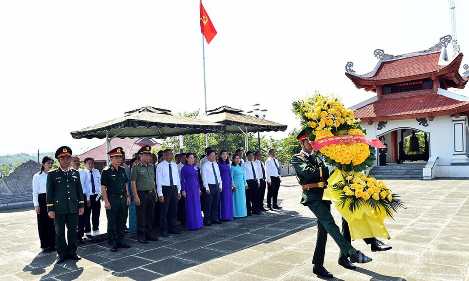 Đo&agrave;n đại biểu tỉnh d&acirc;ng hương tưởng niệm c&aacute;c Anh h&ugrave;ng liệt sĩ