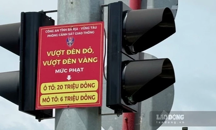Xử phạt thế n&agrave;o khi vượt đ&egrave;n đỏ nhiều lần
