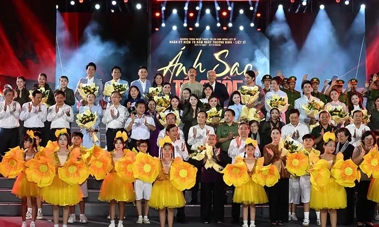 Lắng đọng với chương tr&igrave;nh nghệ thuật "&Aacute;nh sao Tổ quốc"
