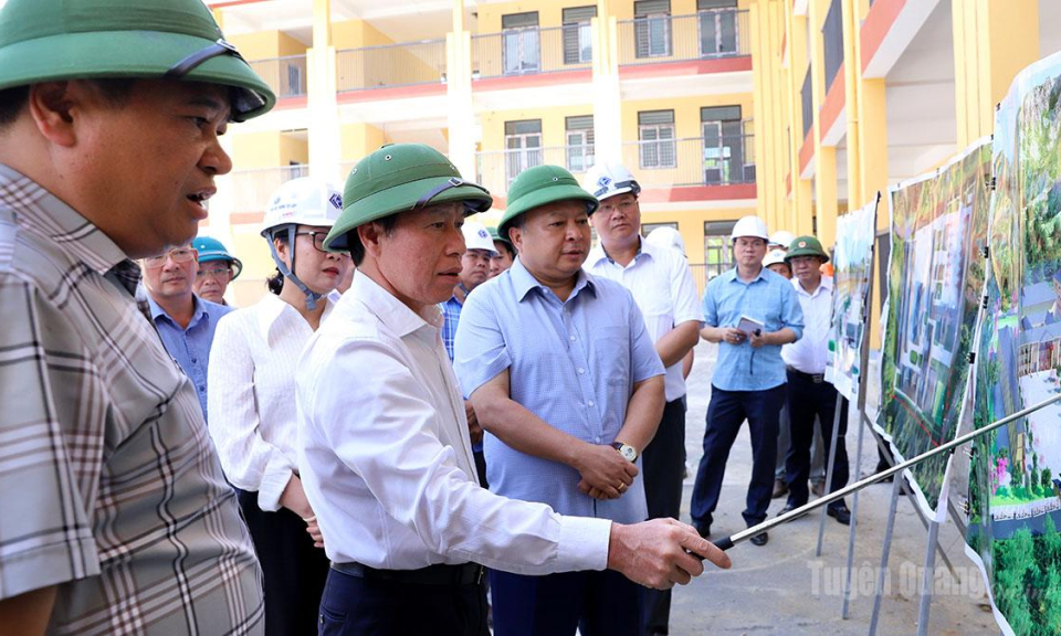 Ph&oacute; Thủ tướng L&ecirc; Tiến Ch&acirc;u kiểm tra tiến độ x&acirc;y dựng Trường phổ th&ocirc;ng nội tr&uacute; li&ecirc;n cấp Minh T&acirc;n