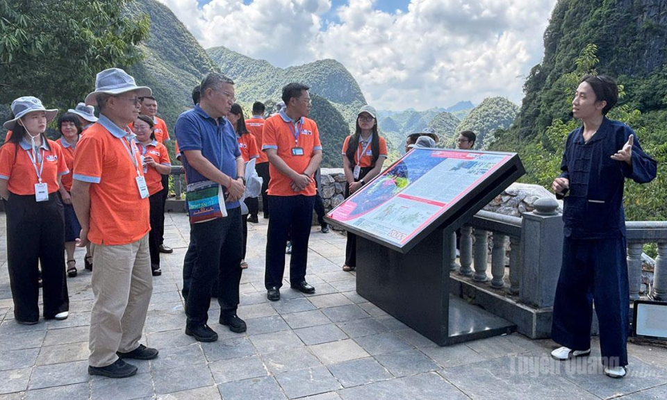 Đo&agrave;n chuy&ecirc;n gia UNESCO khảo s&aacute;t thực địa tại x&atilde; Đồng Văn v&agrave; M&egrave;o Vạc