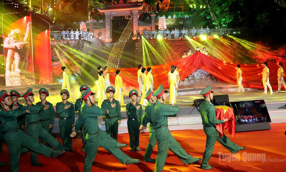 Tuy&ecirc;n Quang tham gia cầu truyền h&igrave;nh &ldquo;Sao s&aacute;ng dẫn đường&rdquo; tri &acirc;n c&aacute;c Anh h&ugrave;ng liệt sĩ