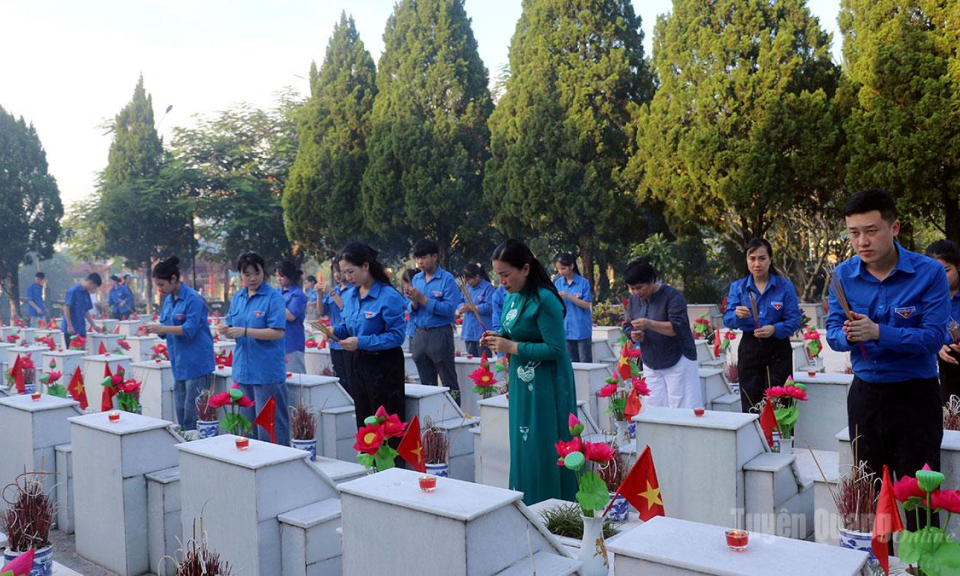 Tuổi trẻ Tuy&ecirc;n Quang d&acirc;ng hương, thắp nến tri &acirc;n c&aacute;c Anh h&ugrave;ng liệt sĩ v&agrave; tặng qu&agrave; cho c&aacute;c gia đ&igrave;nh ch&iacute;nh s&aacute;ch