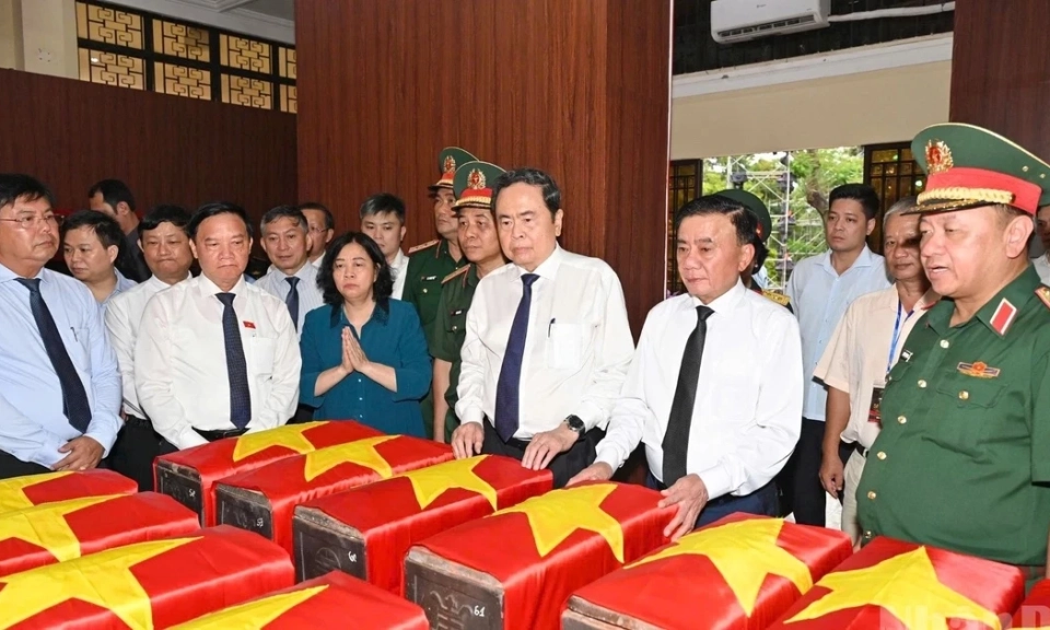 [Ảnh] Chủ tịch Quốc hội d&acirc;ng hương c&aacute;c Anh h&ugrave;ng liệt sĩ ở C&ocirc;ng vi&ecirc;n L&ecirc; Thị Ri&ecirc;ng