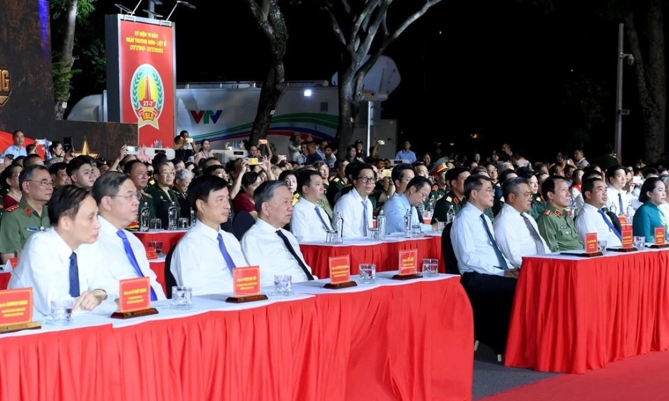 [Ảnh] Tổng B&iacute; thư, Chủ tịch nước T&ocirc; L&acirc;m v&agrave; Thủ tướng L&ecirc; Minh Hưng dự Chương tr&igrave;nh cầu truyền h&igrave;nh "Sao s&aacute;ng dẫn đường" tại điểm cầu H&agrave; Nội