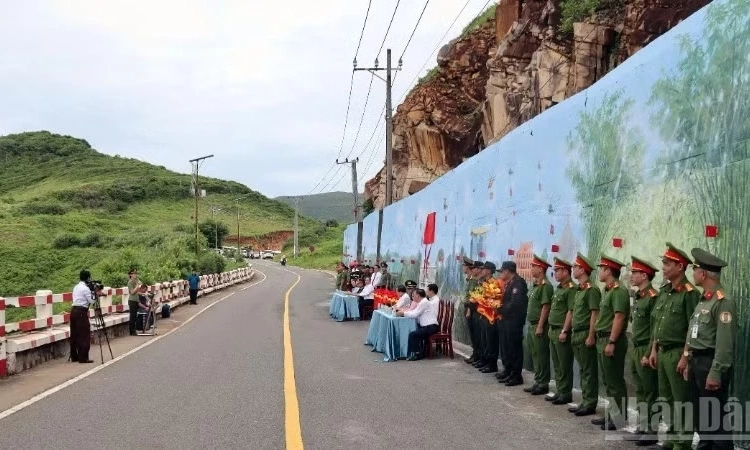 Độc đ&aacute;o, ấn tượng tranh b&iacute;ch họa &ldquo;Việt Nam hợp nhất&rdquo; ở C&ocirc;n Đảo