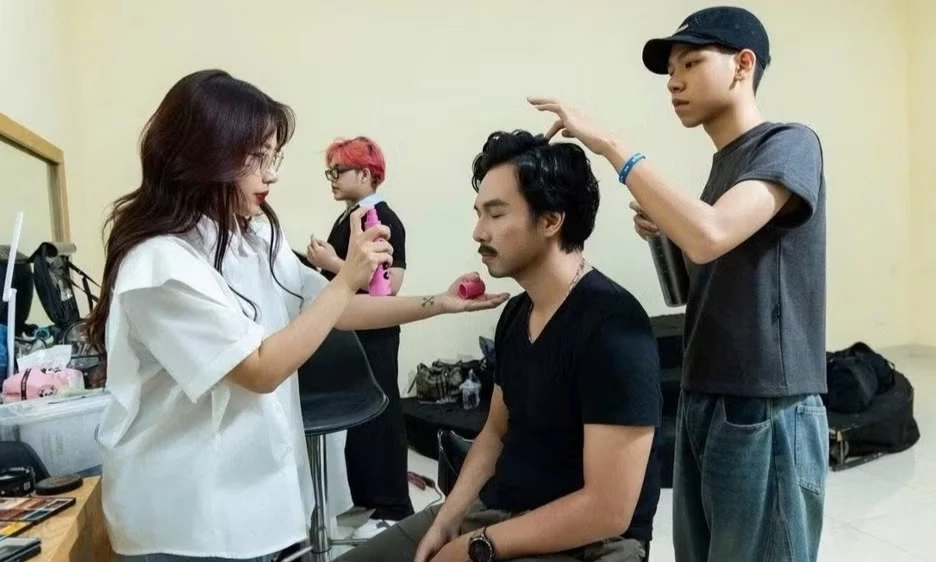 Hậu trường s&acirc;n khấu v&agrave; nỗi lo thế hệ kế cận