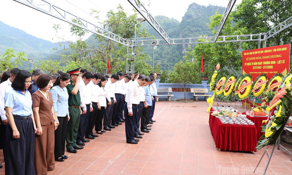 C&aacute;c đồng ch&iacute; l&atilde;nh đạo tỉnh d&acirc;ng hương, d&acirc;ng hoa tưởng nhớ c&aacute;c Anh h&ugrave;ng liệt sĩ tr&ecirc;n điểm cao 468