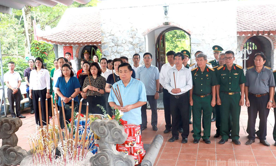 Nguy&ecirc;n Ph&oacute; Thủ tướng Ch&iacute;nh phủ Nguyễn Ch&iacute; Dũng viếng c&aacute;c Anh h&ugrave;ng liệt sĩ Mặt trận Vị Xuy&ecirc;n v&agrave; tặng qu&agrave; gia đ&igrave;nh ch&iacute;nh s&aacute;ch tại x&atilde; Thanh Thủy