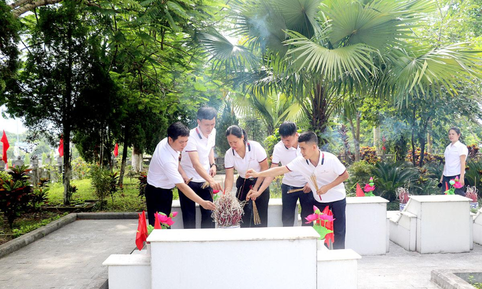 Nh&agrave; m&aacute;y Thuỷ điện Nậm M&aacute; d&acirc;ng hương tri &acirc;n c&aacute;c Anh h&ugrave;ng liệt sĩ v&agrave; tặng qu&agrave; cho người c&oacute; c&ocirc;ng