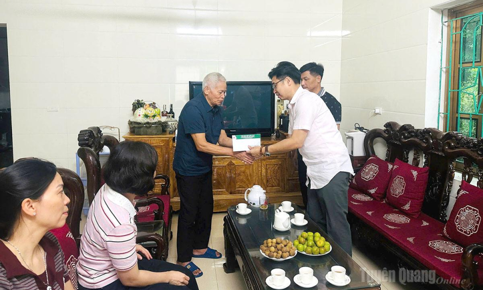Chi nh&aacute;nh Ng&acirc;n h&agrave;ng Ch&iacute;nh s&aacute;ch x&atilde; hội tỉnh tổ chức c&aacute;c hoạt động tri &acirc;n, "uống nước nhớ nguồn"