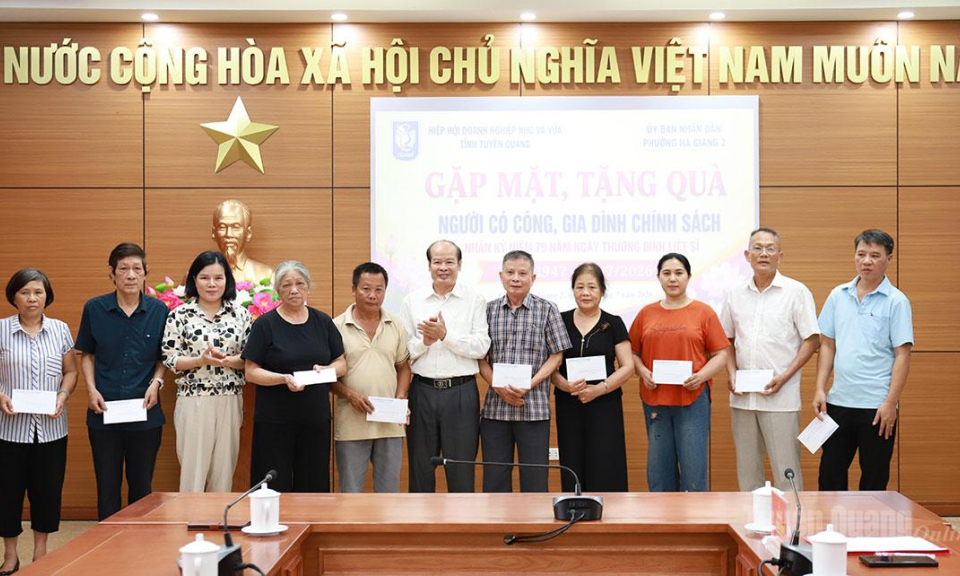 C&aacute;c đơn vị, doanh nghiệp tặng qu&agrave; người c&oacute; c&ocirc;ng tr&ecirc;n địa b&agrave;n tỉnh