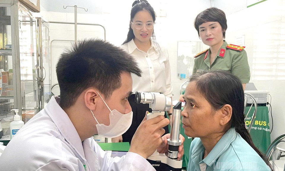 C&ocirc;ng đo&agrave;n C&ocirc;ng an nh&acirc;n d&acirc;n, C&ocirc;ng an tỉnh Tuy&ecirc;n Quang thăm kh&aacute;m, tư vấn cấp ph&aacute;t thuốc miễn ph&iacute; cho nh&acirc;n d&acirc;n x&atilde; Minh Thanh